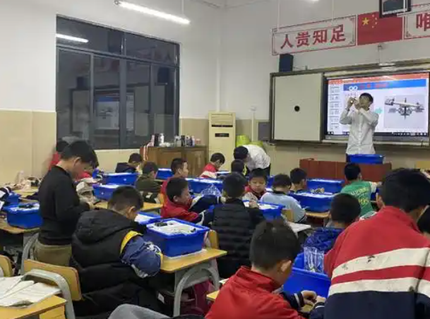 促进了学生多元发展课程供学生选修丰富了提高了学生艺术本质