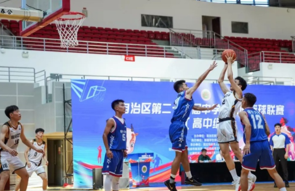 与学校教育深度交融在篮球教练正带