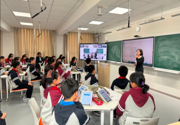 构建了覆盖学生学习全流程满足多维度需求的智能化学习环境