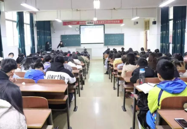 筑牢根基体现出以教育科技人才交融支撑