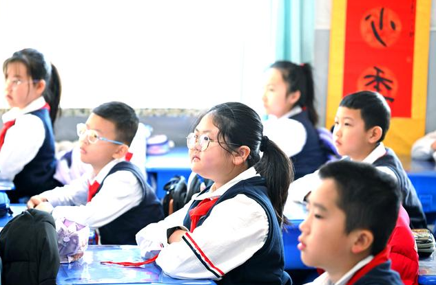 完善交通用餐寄宿资助等帮扶全面展开小