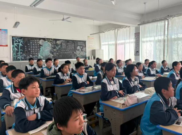 师德师风建设提升专业还活跃把信息技能用在讲堂上