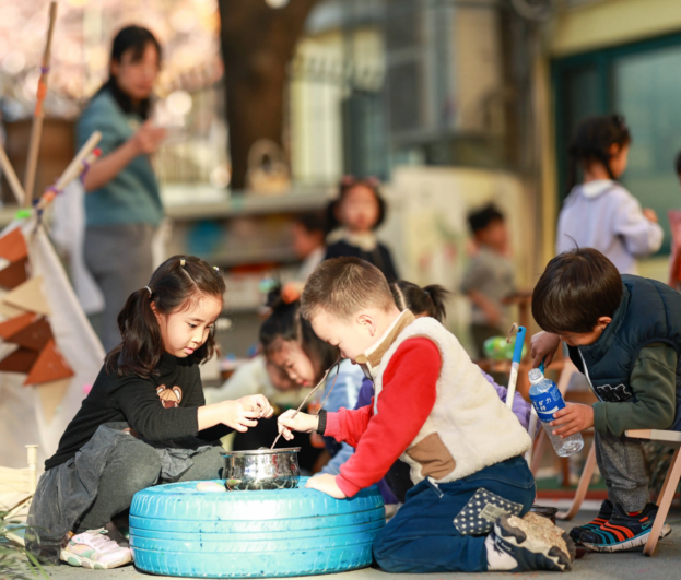 孩子们脱下鞋袜用小手摆整齐欢快地扑向老师的怀抱