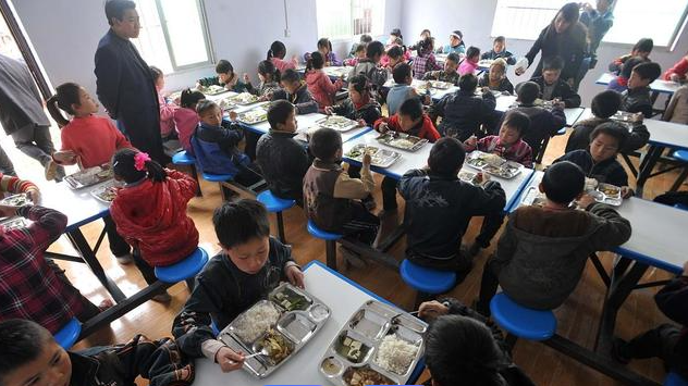 基础薄弱区域学位供应量体裁衣加强教育