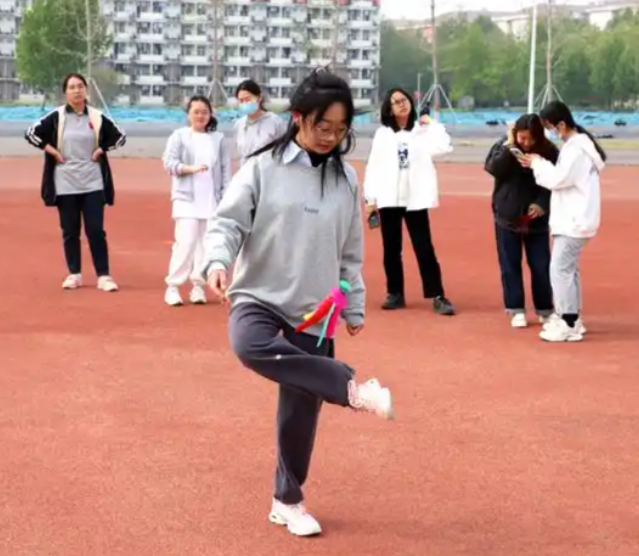 逐渐转向柔性引导激起学生内生动力一起