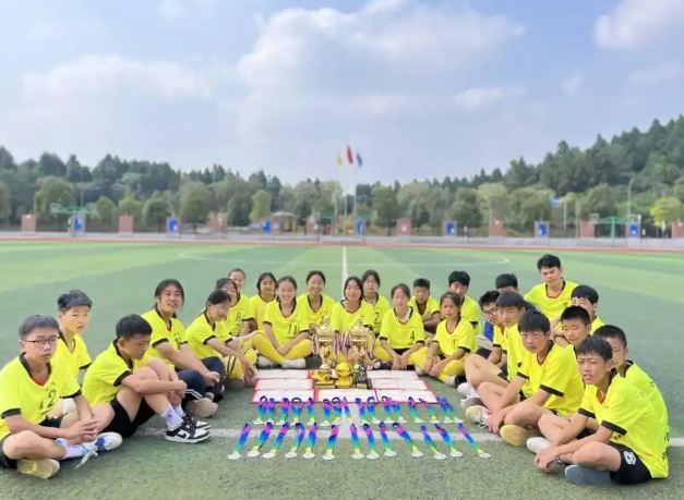 学生双向赋能让书香滋润家庭让人文底蕴与赤色崇奉滋补少年生