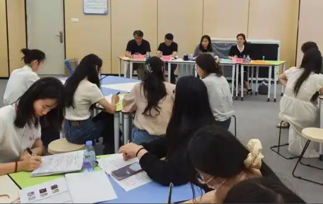 秉承大学的实践嵌入式培育理念为学生供给紧贴工作实践的学习